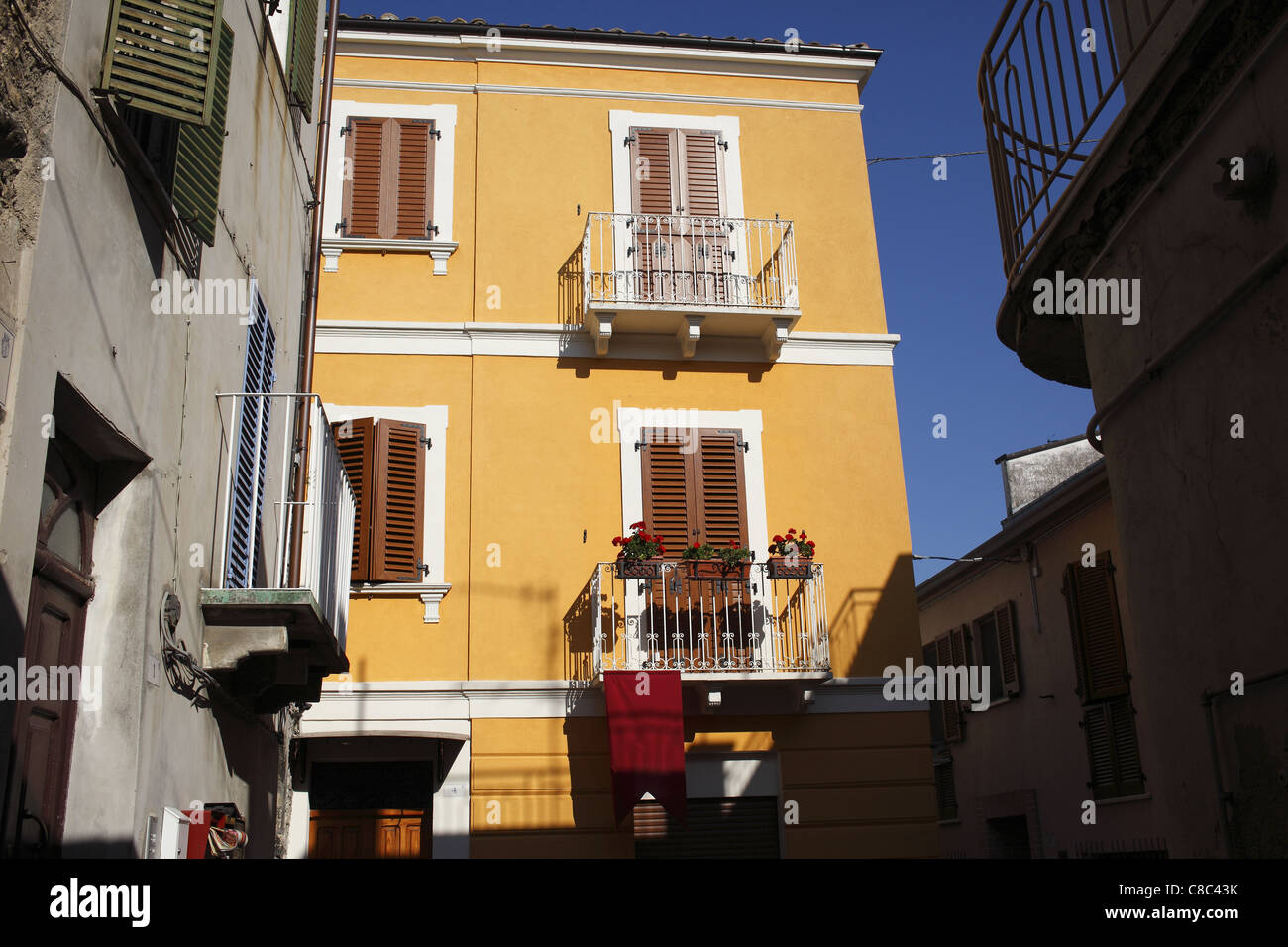 Maisons colorées de Guardiagrele dans les Abruzzes, en Italie. Banque D'Images