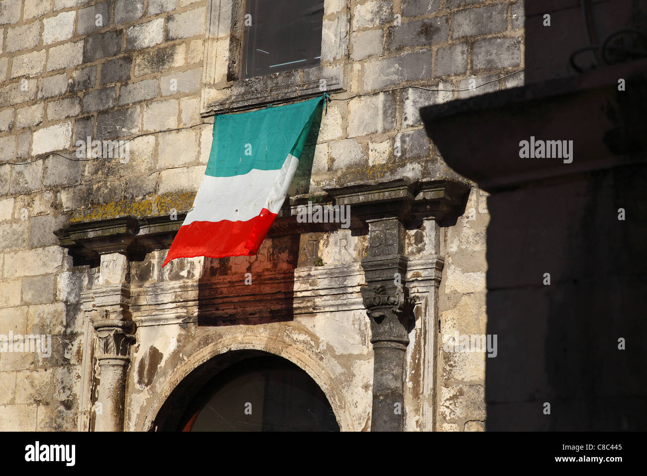 Drapeau Italien sur un bâtiment en Guardiagrele dans les Abruzzes, en Italie. Banque D'Images