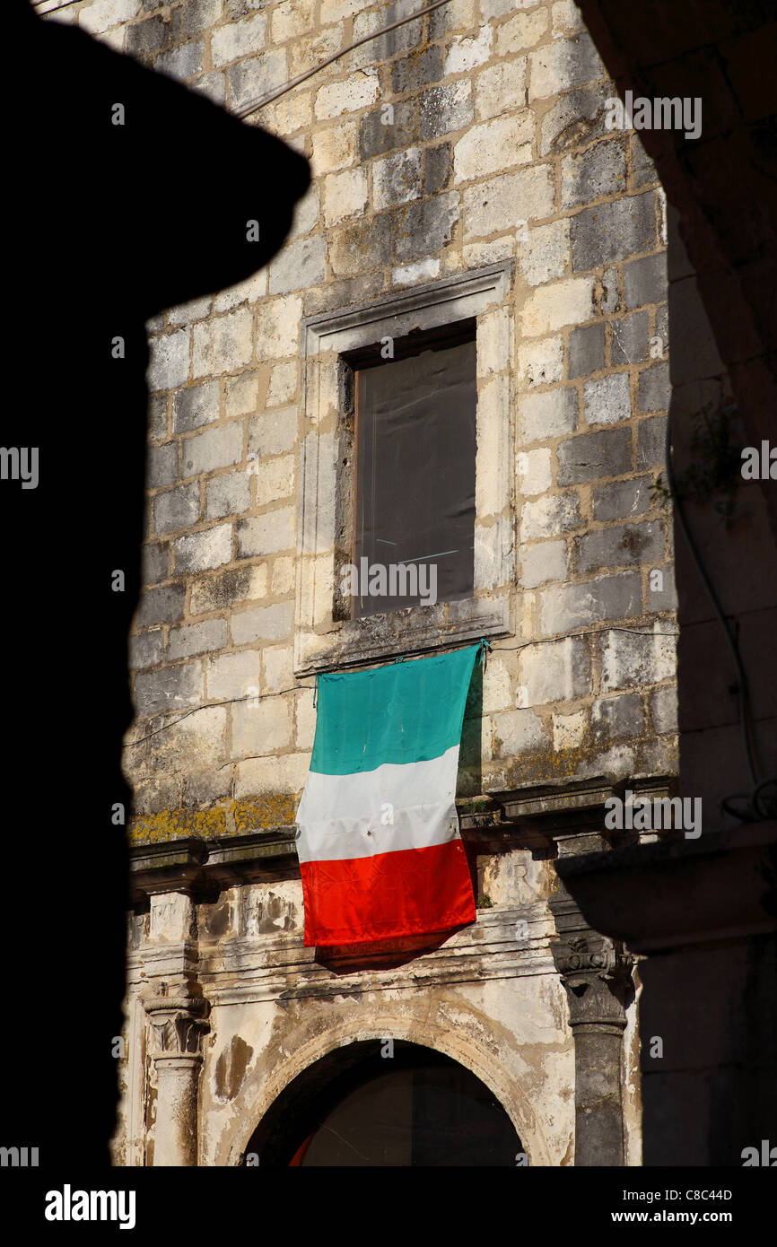 Drapeau Italien sur un bâtiment en Guardiagrele dans les Abruzzes, en Italie. Banque D'Images