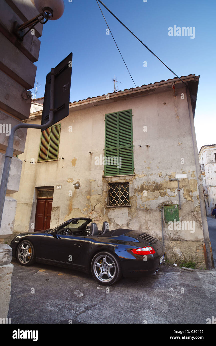 Une Porsche garé dans une rue latérale à Guardiagrele dans les Abruzzes, en Italie. Banque D'Images