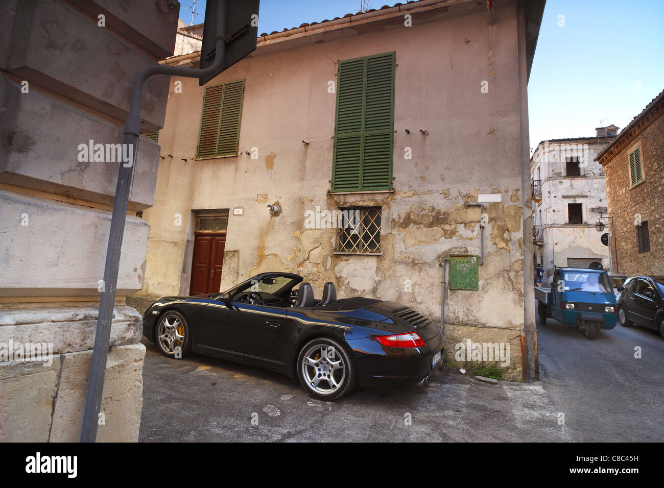 Une Porsche garée sur une rue latérale à Guardiagrele dans les Abruzzes, en Italie. Banque D'Images