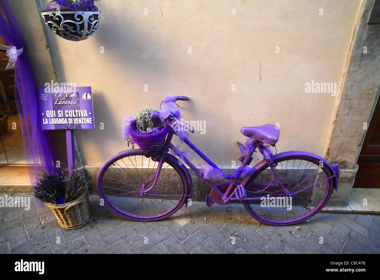 Un vélo violet à l'extérieur d'un magasin spécialisé dans les produits de lavande en Guardiagrele, Italie. Banque D'Images