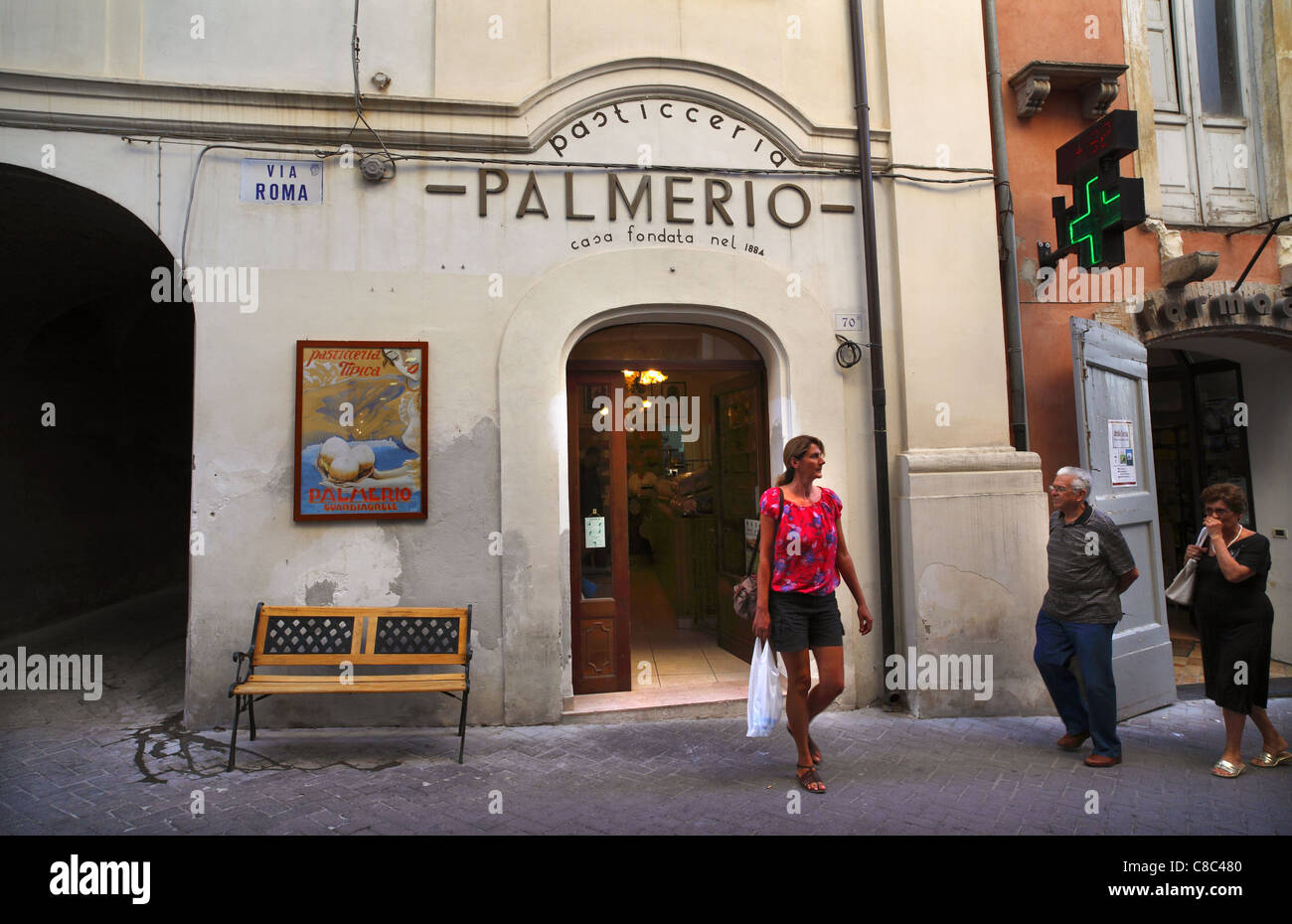 Un client quitte Palmerio Pasticceria en Guardiagrele dans les Abruzzes, en Italie. Banque D'Images