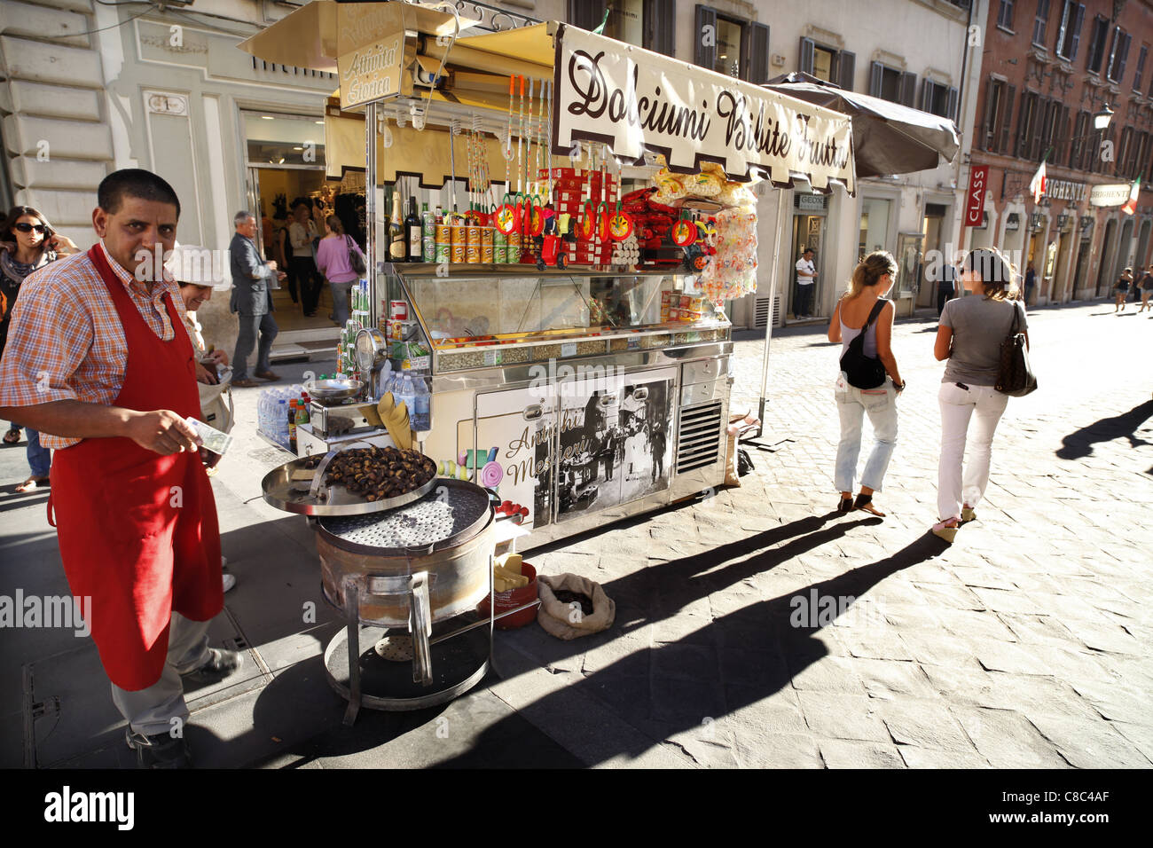 Un homme la vente de marrons chauds à Rome, Italie. Banque D'Images