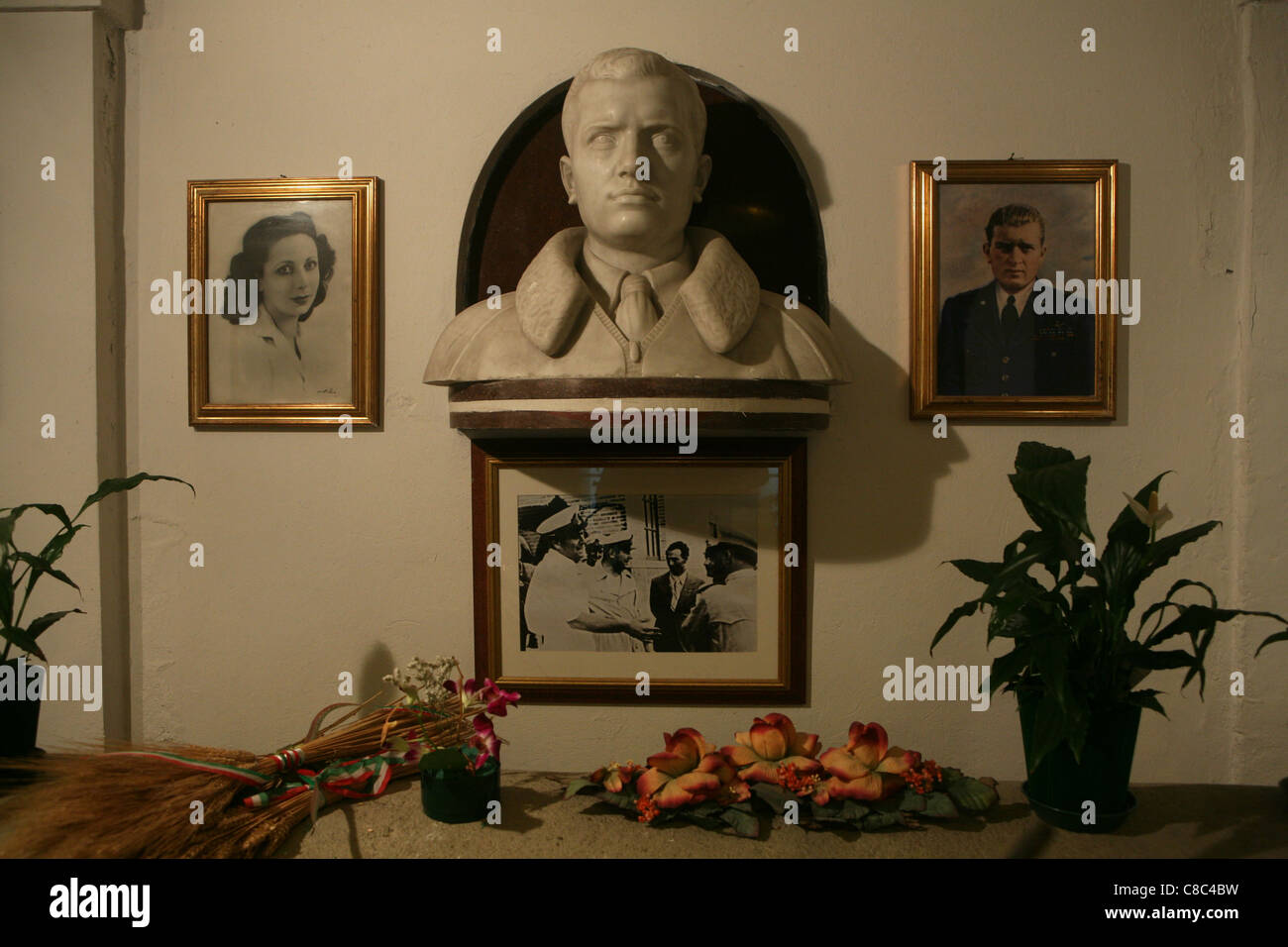 Tombe de Capitan Bruno Mussolini, le deuxième fils de Benito Mussolini, dans la crypte familiale du cimetière de Predappio, Italie. Banque D'Images