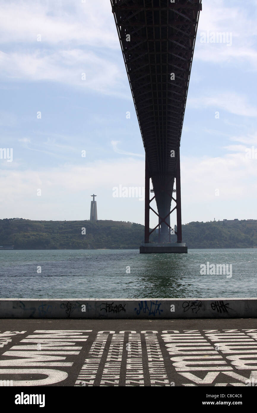 Le Pont 25 de Abril (Pont du 25 avril) et la statue de Cristo Rei à Lisbonne, Portugal Banque D'Images