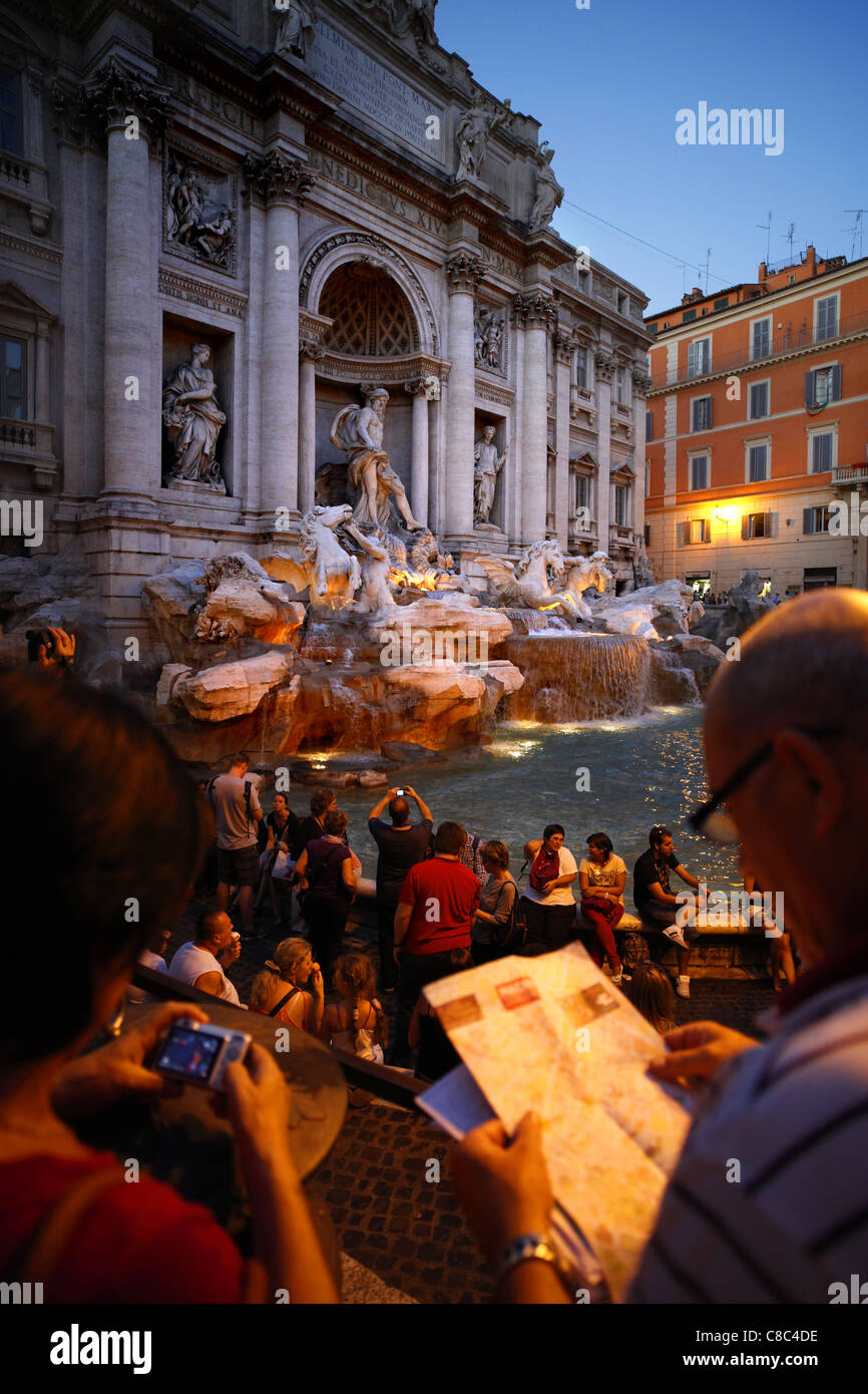 Les touristes autour de la fontaine de Trevi à Rome, Italie. Banque D'Images