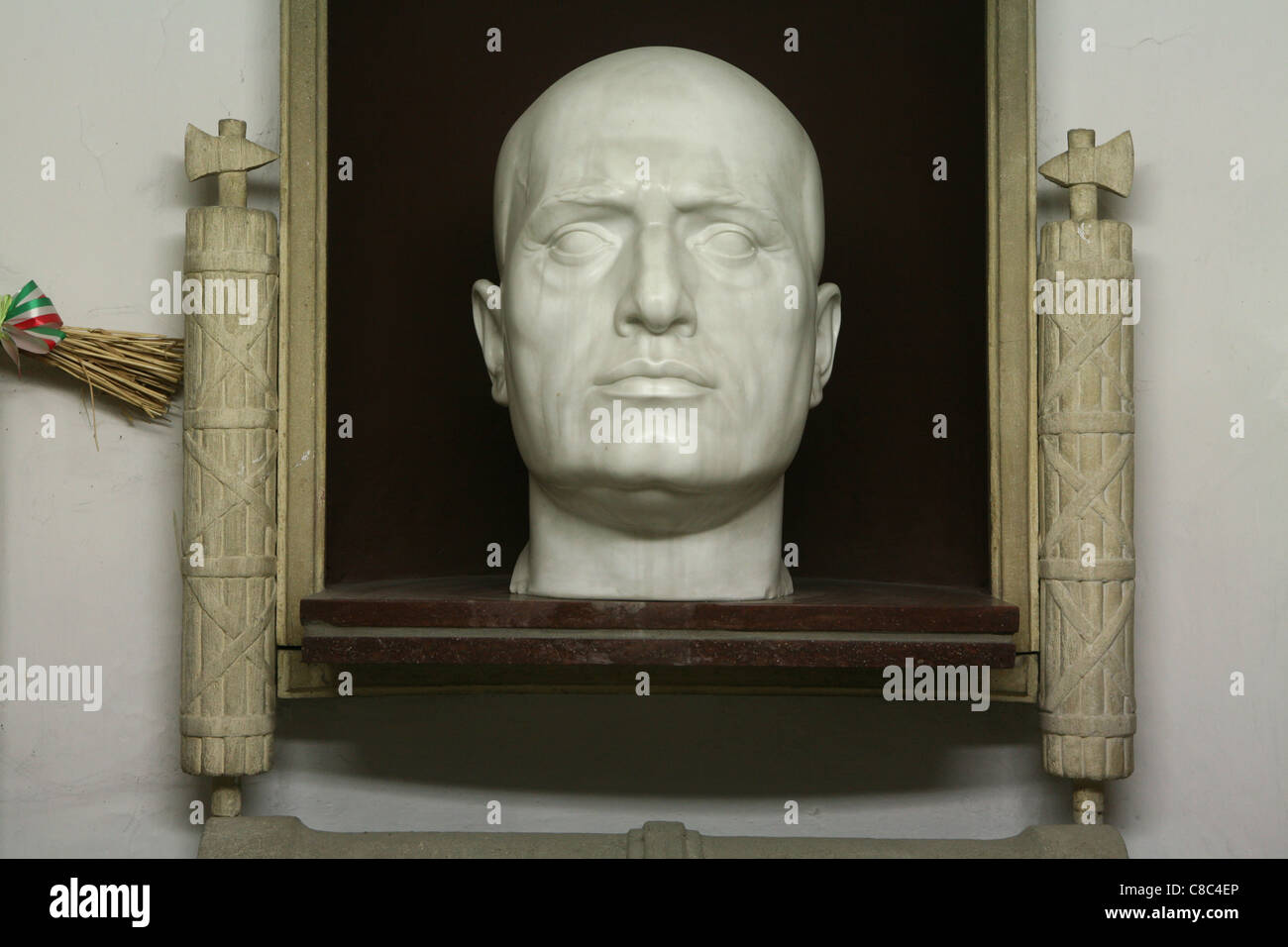 Tombeau du dictateur fasciste italien Benito Mussolini Mussolini dans la crypte familiale du cimetière de Predappio, Italie. Banque D'Images