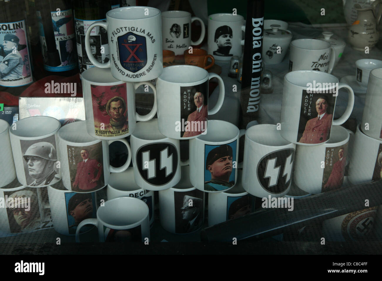 Tasses en souvenir fasciste d'une boutique de souvenirs à Predappio, Italie  Photo Stock - Alamy