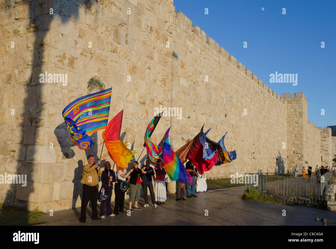 La Marche des pèlerins américains avec drapeaux colorés le long des murs de la ville. Jérusalem Vieille Ville. Israël Banque D'Images