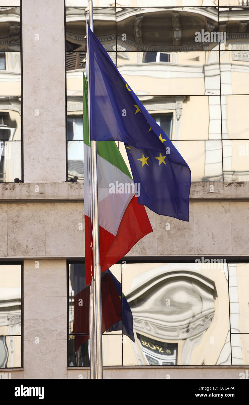 Reflets dans les fenêtres de la Banque nationale, la Banca d'Italia sur la Via 20 Settembre à Rome, Italie. Banque D'Images