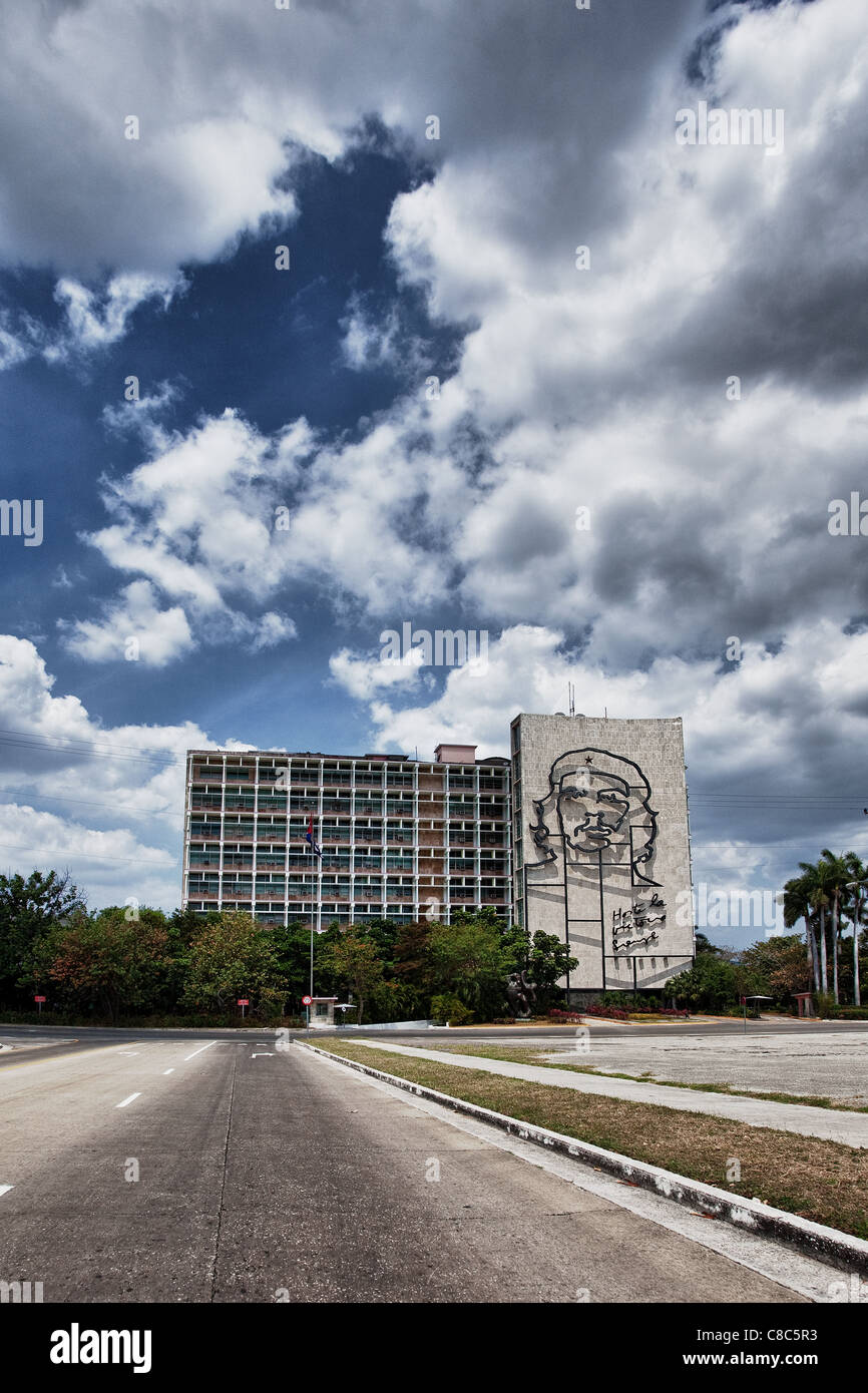 Façade avec Che Guevara, près de la place de la Révolution à La Havane ciel lourd Banque D'Images