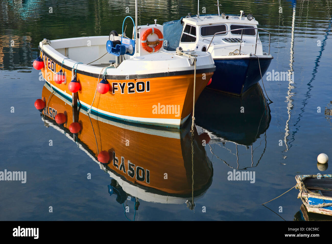 Bateaux reflète dans l'eau calme du port de Cornouailles Banque D'Images