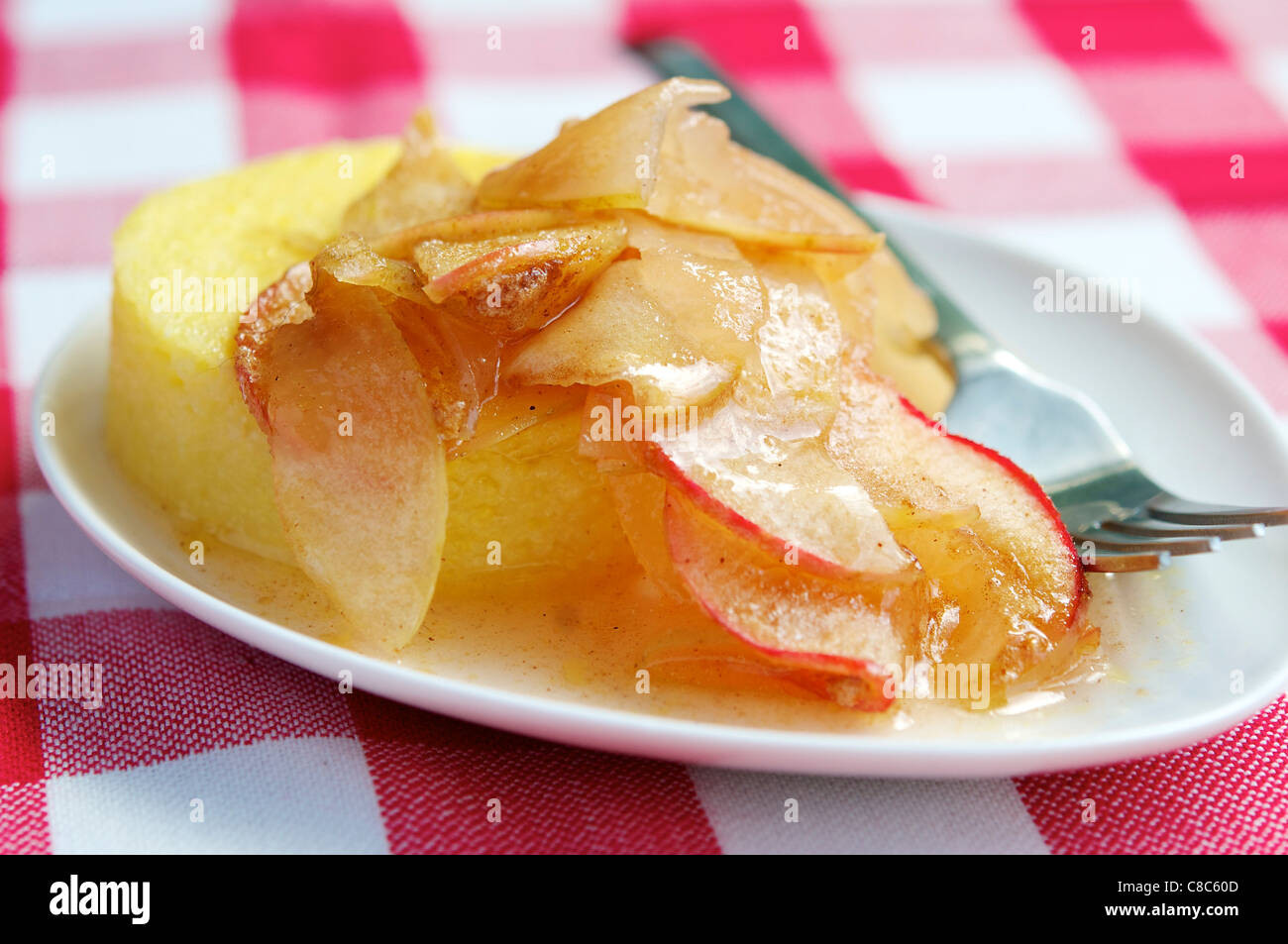 Vegan polenta aux pommes caramélisées. Banque D'Images