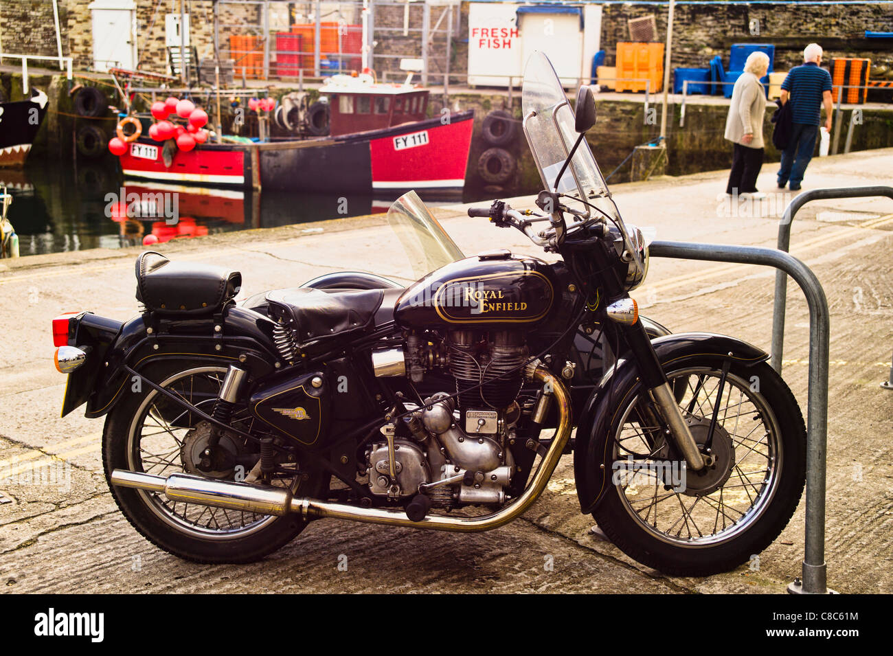 Beau spécimen Royal Enfield Bullet 350 moto avec side-carin harbour settingn Banque D'Images