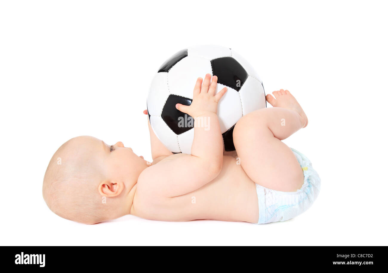 Cute little baby Playing with soccer ball. Le tout sur fond blanc. Banque D'Images
