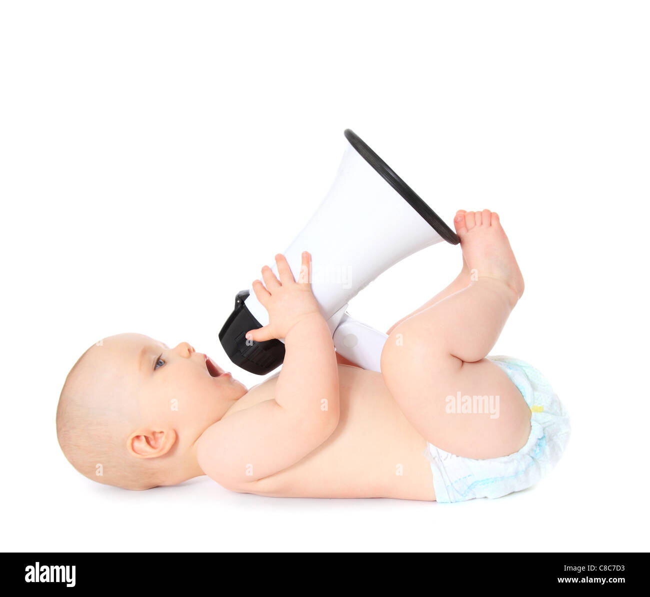 Mignon bébé jouant avec mégaphone. Le tout sur fond blanc. Banque D'Images