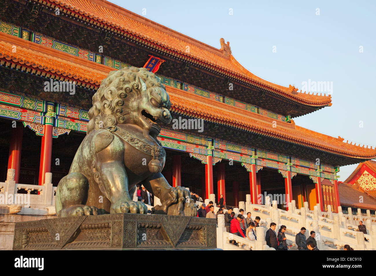 La Chine, Beijing, ou du musée du palais de la Cité Interdite, Lion de Bronze Statue devant la porte de l'harmonie suprême Banque D'Images