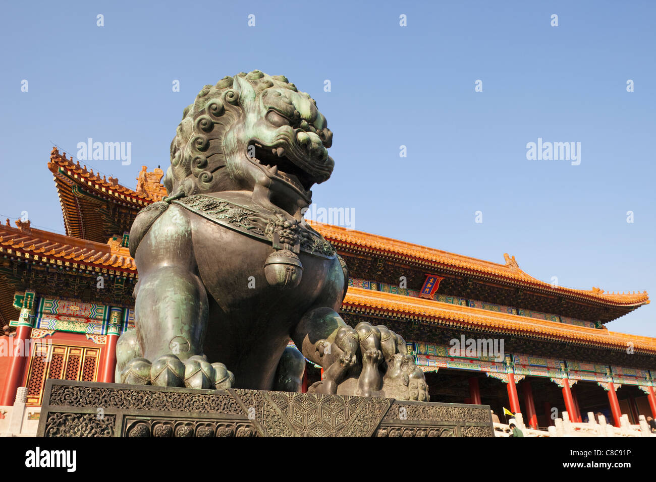 La Chine, Beijing, ou du musée du palais de la Cité Interdite, Lion de Bronze Statue devant la porte de l'harmonie suprême Banque D'Images