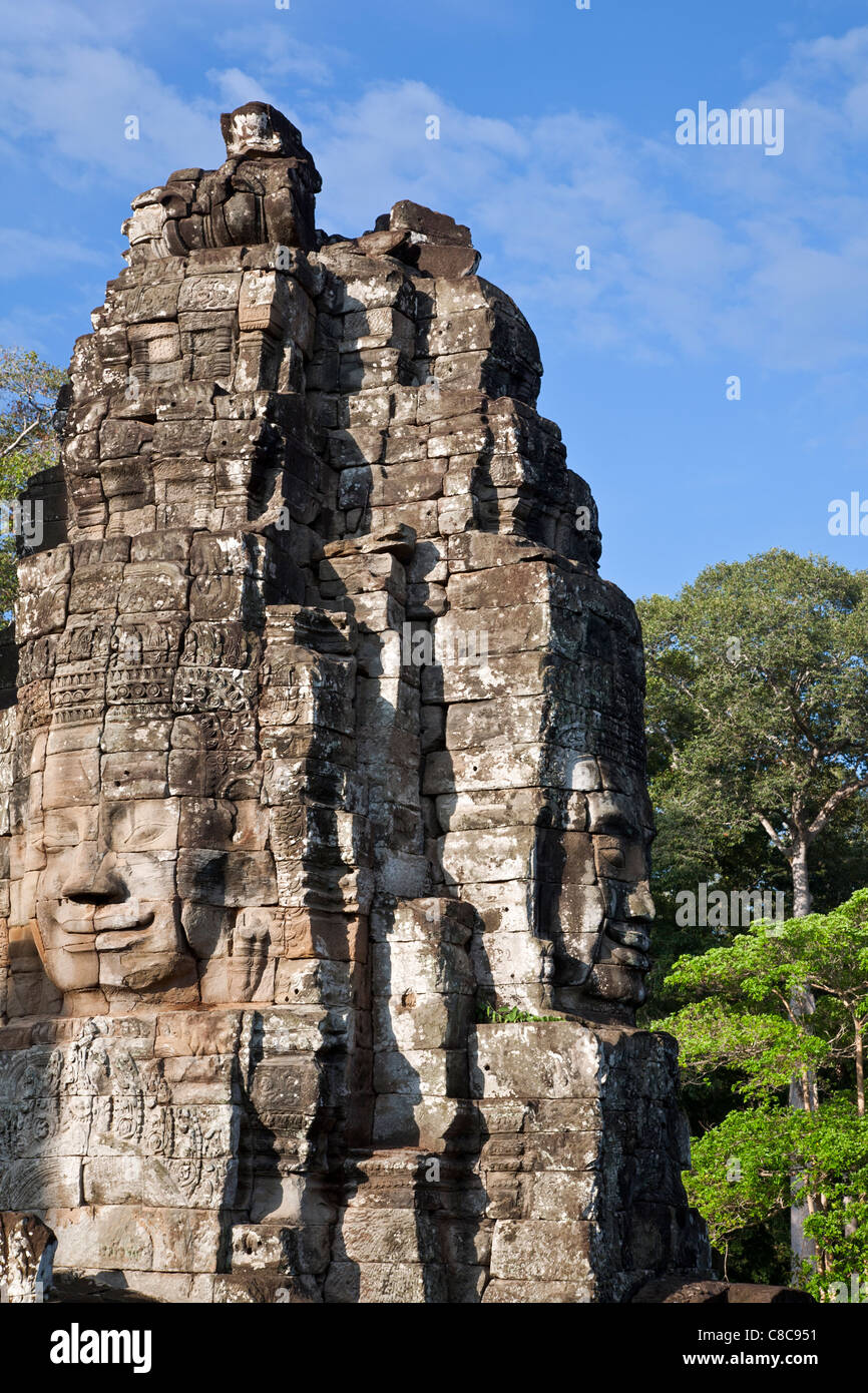 Face à la tour. Temple Bayon. Angkor. Cambodge Banque D'Images