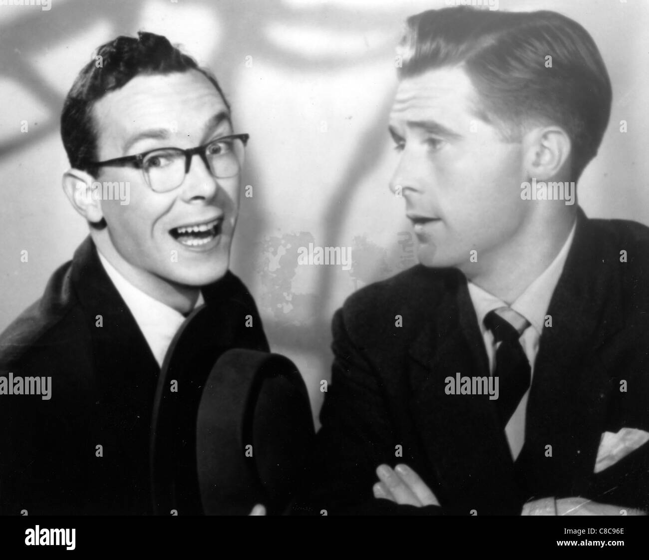 MORECAMBE ET WISE UK duo comique avec Eric Morecambe à gauche et Ernie Wise en 1954 sur leur première série de BBC TV Running Wild Banque D'Images