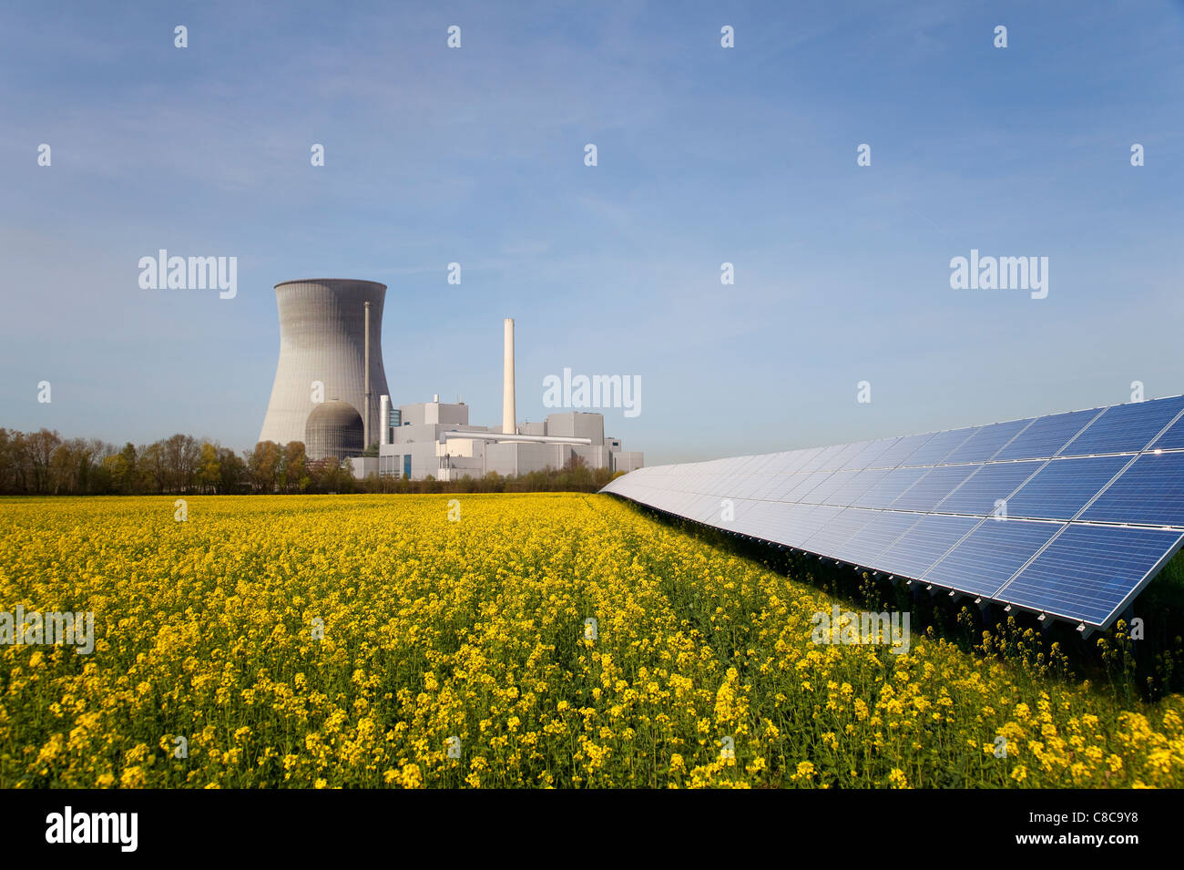 Centrale solaire et atomic power station Banque D'Images