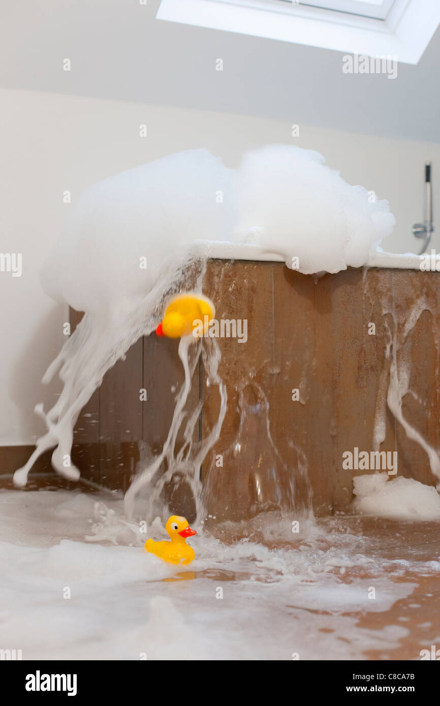 Overflowing bath Banque de photographies et d'images à haute résolution -  Alamy