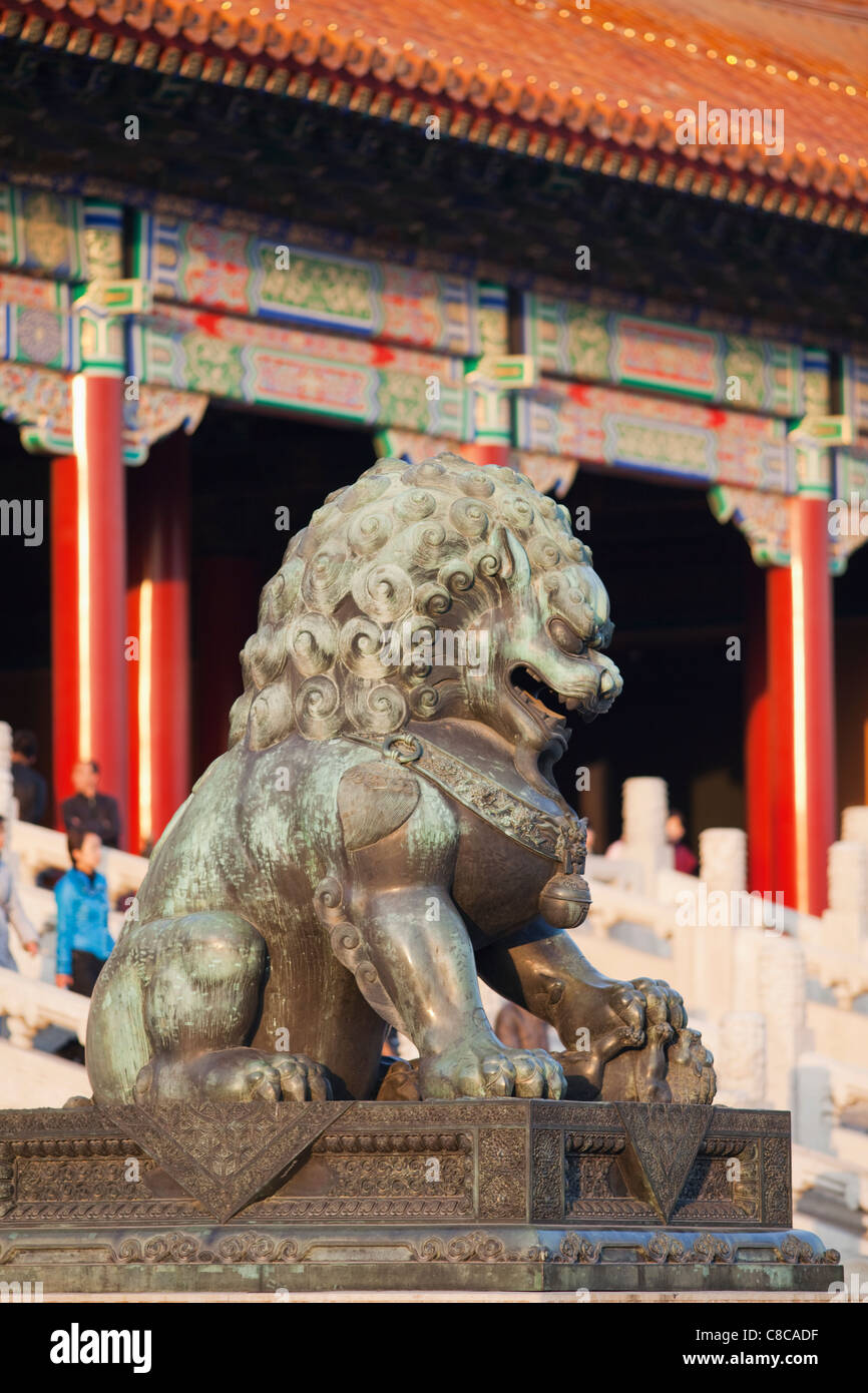 La Chine, Beijing, ou du musée du palais de la Cité Interdite, Lion de Bronze Statue devant la porte de l'harmonie suprême Banque D'Images
