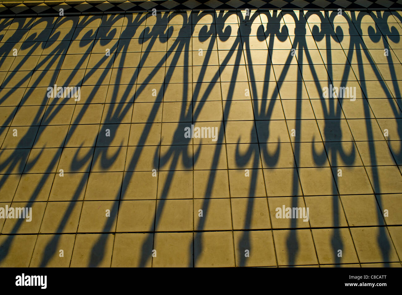 Ombres de la fer forgé orné d'un kiosque victorien in early morning light Banque D'Images