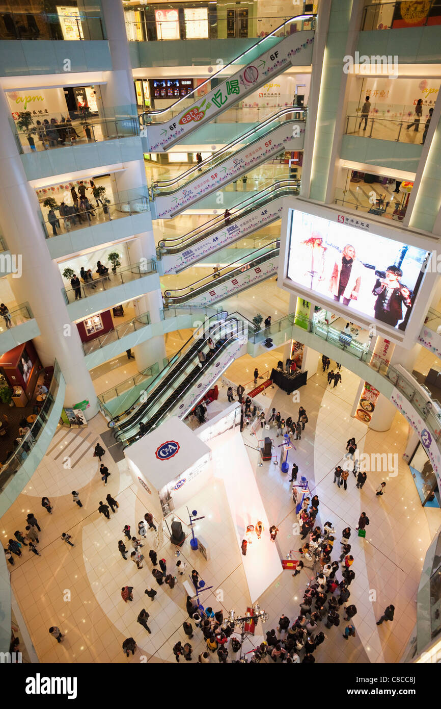 La Chine, Beijing, la rue Wangfujing, l'intérieur du magasin APM Banque D'Images