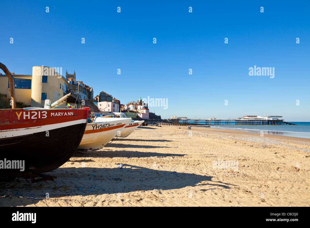 Jetée de Cromer et plage avec les bateaux de pêche amarrés sur le sable de l'East Anglia Norfolk England UK GB EU Europe Banque D'Images