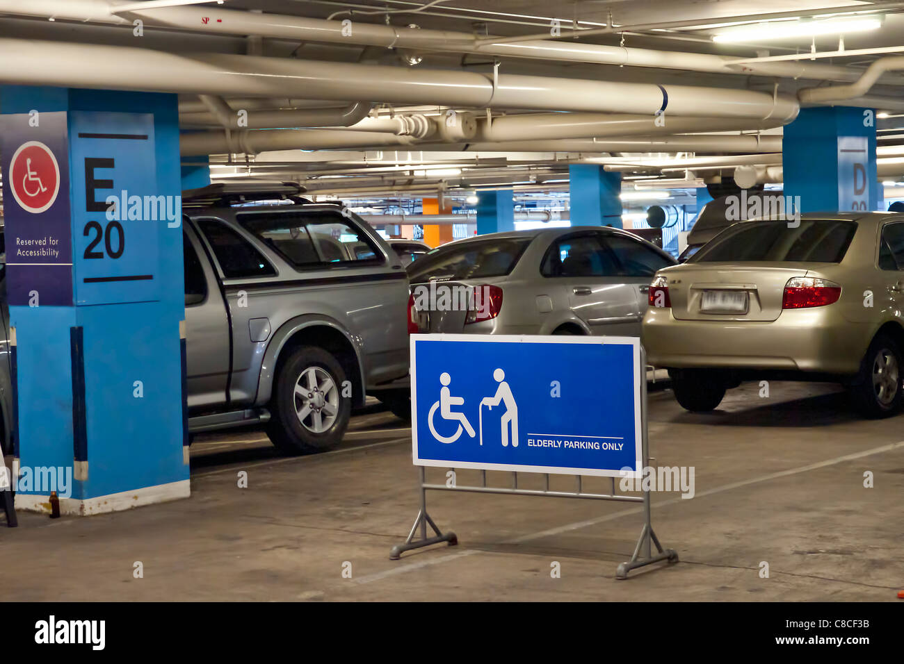 Personnes âgées et parking accés handicapés suele sign Banque D'Images