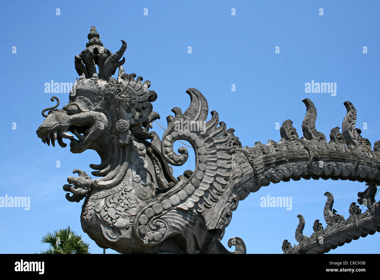 Dragon en pierre sculptée sur une porte de Bali Banque D'Images