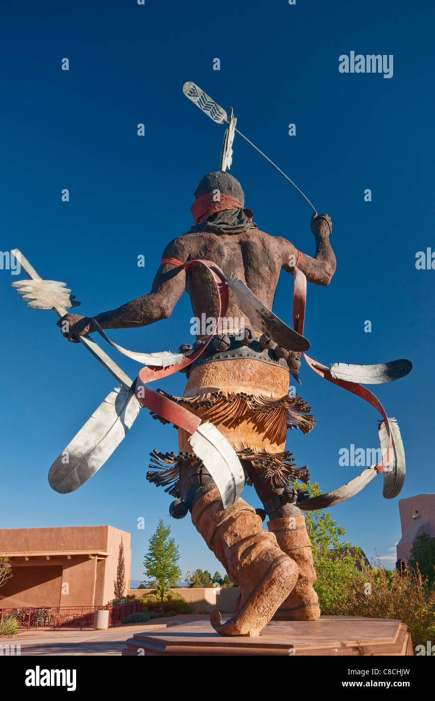 Apache Mountain Spirit Dancer, sculpture par Craig Dan Goseyun, Plaza @ Museum of Indian Arts & Culture, Santa Fe New Mexico, USA Banque D'Images