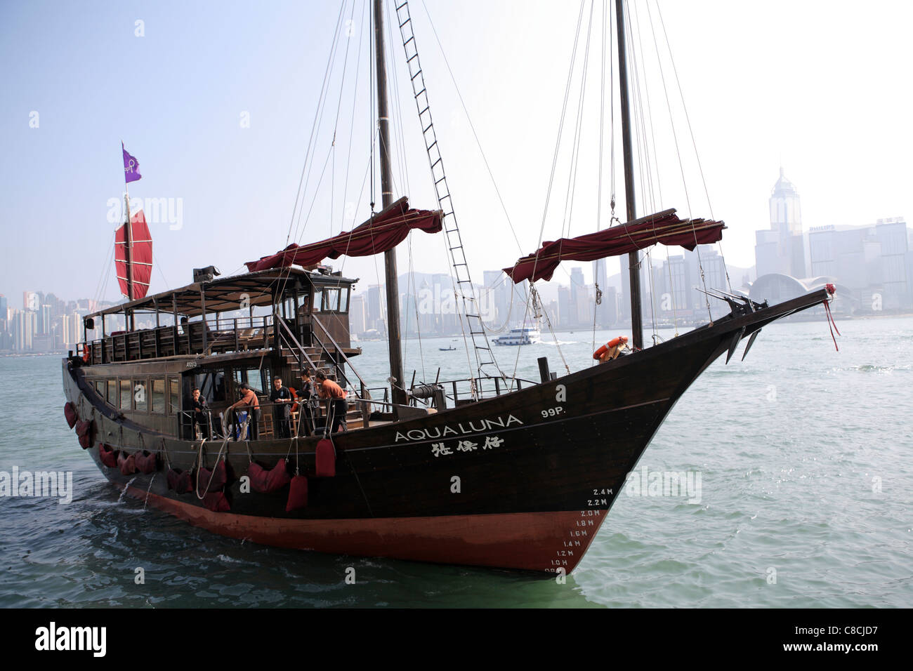 Aqua Luna, Hong Kong Junk converti pour la location touristique, à travers le port de Victoria à Kowloon, Hong Kong, Chine Banque D'Images
