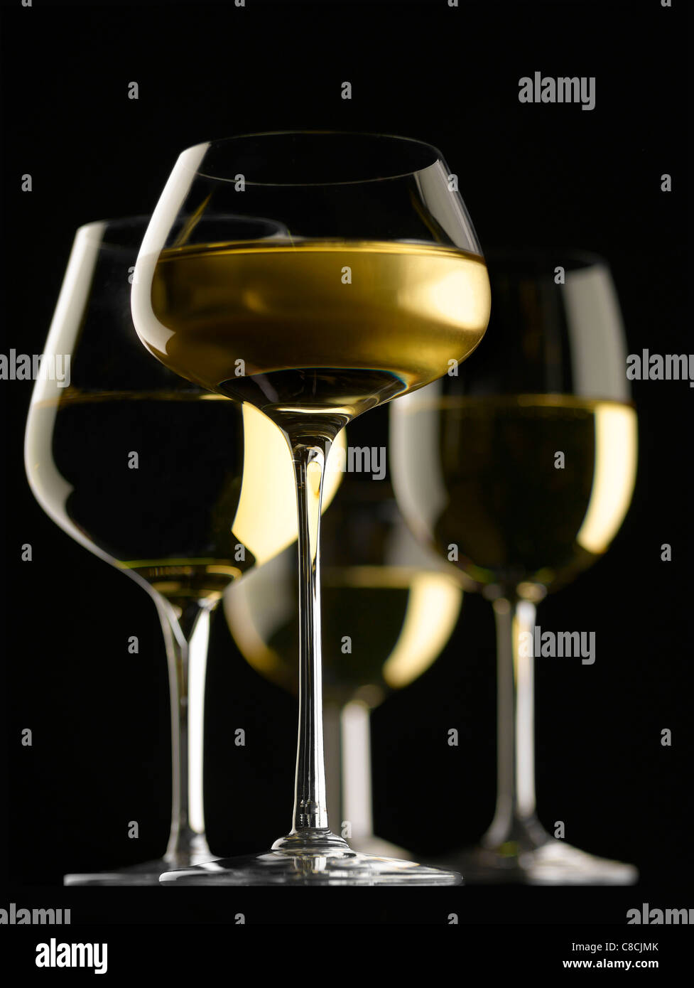 La composition avec verres de vin blanc sur fond noir Banque D'Images