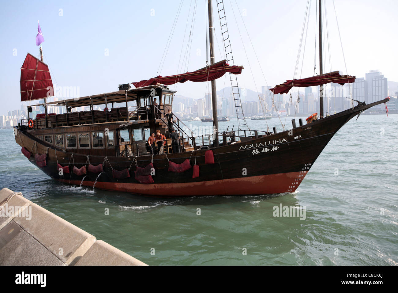 Aqua Luna, Hong Kong Junk converti pour la location touristique, à travers le port de Victoria à Kowloon, Hong Kong, Chine Banque D'Images