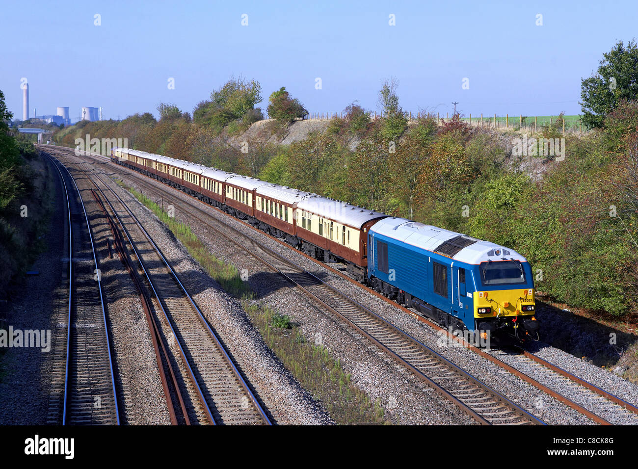 Ex Works encore Arriva Trains Wales sans marque en 67003 couleurs dirige le VSOE par South Moreton le 14 octobre 2011, avec 1Z9 Banque D'Images