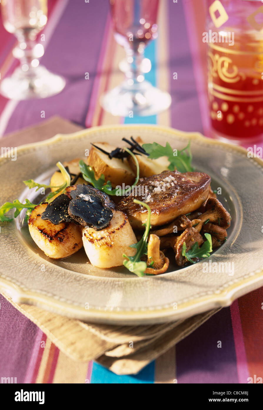 Pétoncles aux truffes, foie gras poêlé et pommes de terre à l'huile de truffe Banque D'Images