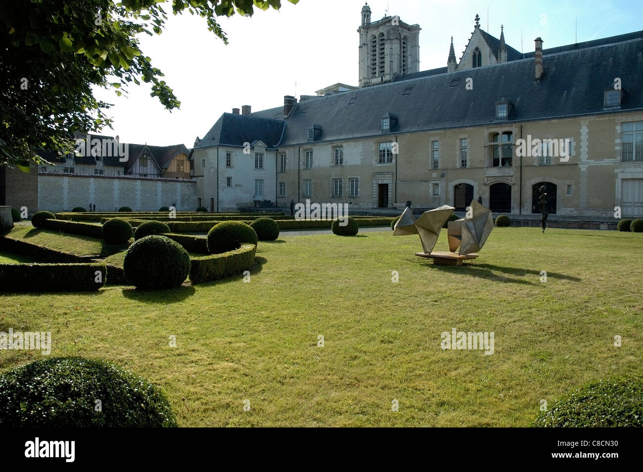 Troyes, France - Musée d'Art Moderne, vue depuis le jardin de sculptures. Banque D'Images