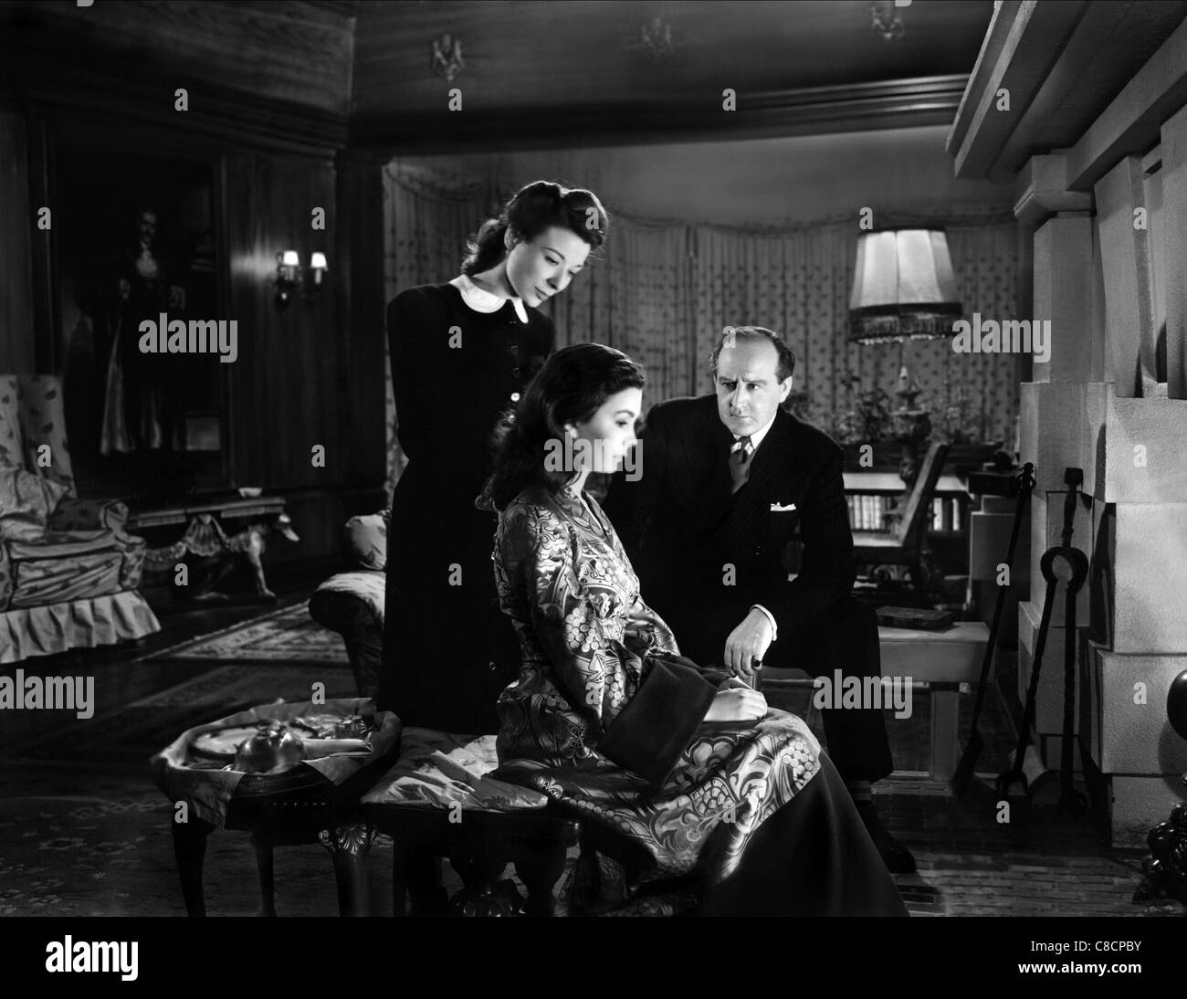 JOAN MILLER, JEAN SIMMONS, Cecil Parker, LA FEMME DANS LE HALL, 1947 Banque D'Images
