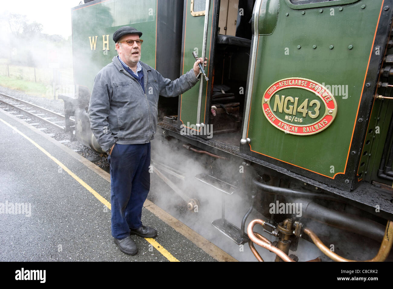 Locomotive à vapeur à voie étroite moteur volontaire pilote sur le Welsh Highland Railway. Banque D'Images