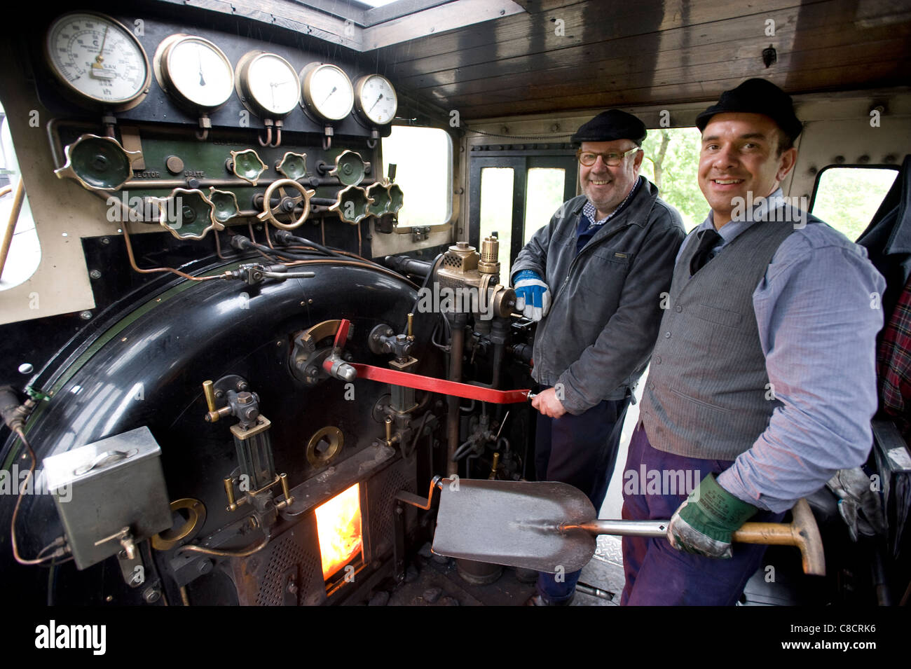 Locomotive à vapeur à voie étroite de pilotes bénévoles, un moteur, un jeune retraité, sur le Welsh Highland Railway. Banque D'Images
