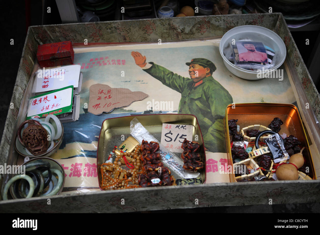 Collection de bric-a-brac articles à vendre - marché de Temple Street, Kowloon, Chine, Hong Kong, Chine Banque D'Images