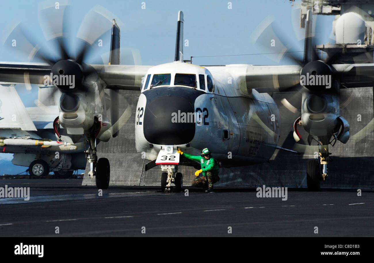 Un C-2A Greyhound de affectés à des fournisseurs de logistique de la flotte e Escadron de soutien au combat (RVC) se prépare à lancer 30 Banque D'Images