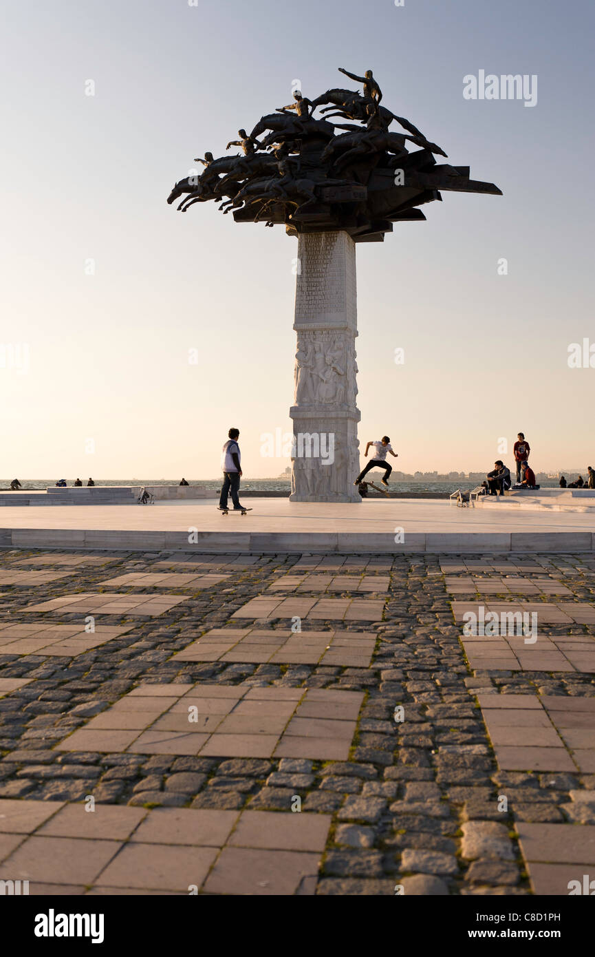 Le monument sur la place de la République, Alsancak, Izmir, Turquie Banque D'Images