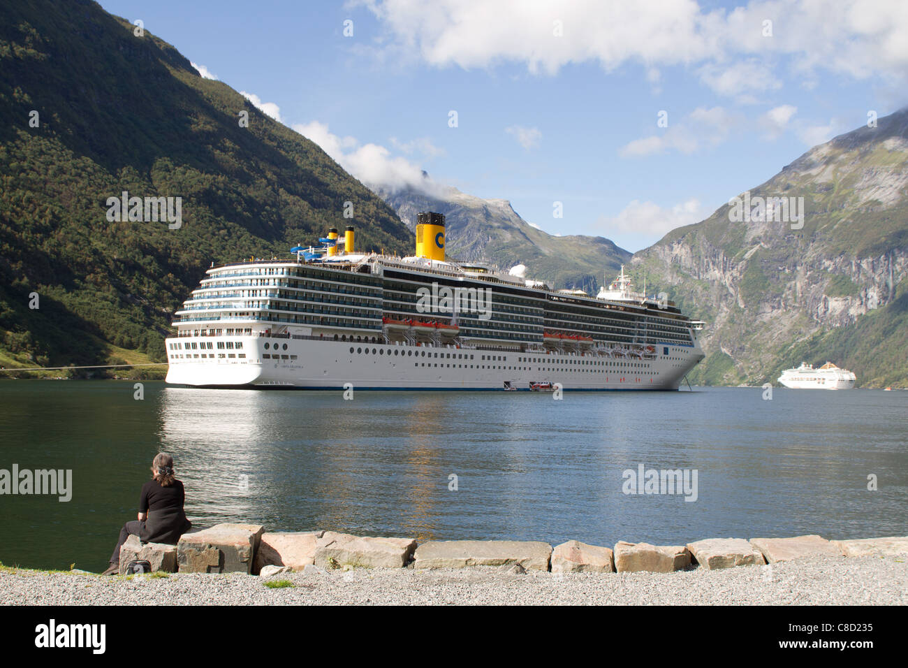 GEIRANGER, 30.08.2011 : Fin de la célèbre fjord de Geiranger, Norvège avec deux navire de croisière. Les fjords sont destination populaire pour la croisière Banque D'Images