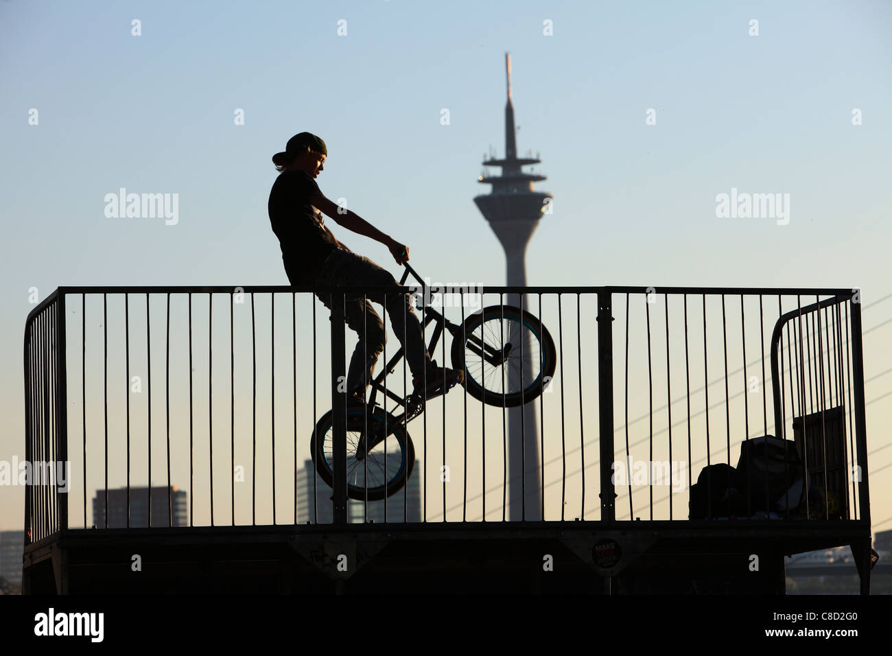 Vélo BMX demi-lune au bord du Rhin, tour de télévision, Rheinturm, Düsseldorf, Allemagne. Banque D'Images