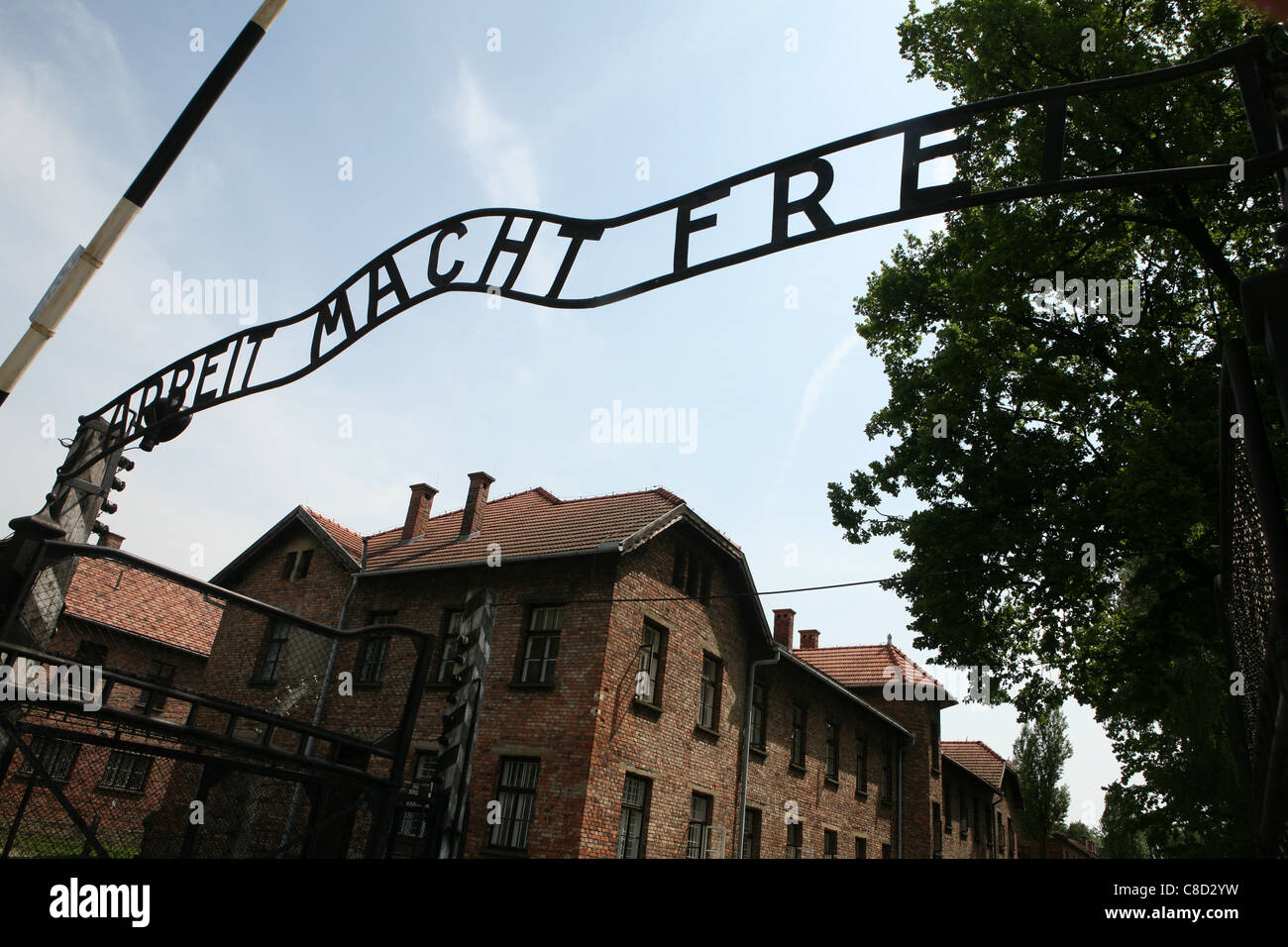Slogan Nazi Arbeit macht frei sur la porte principale de l'Auschwitz I camp allemand nazi de concentration à Oswiecim, Pologne. Banque D'Images