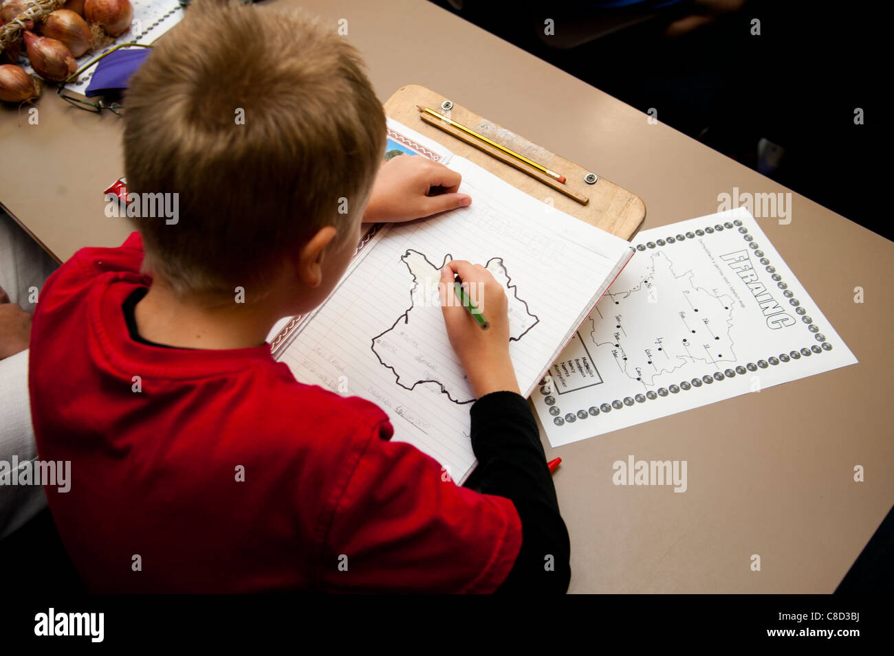 Un enfant en classe de géographie dans une école primaire de Galles UK, l'apprentissage à propos de la France et les Français Banque D'Images